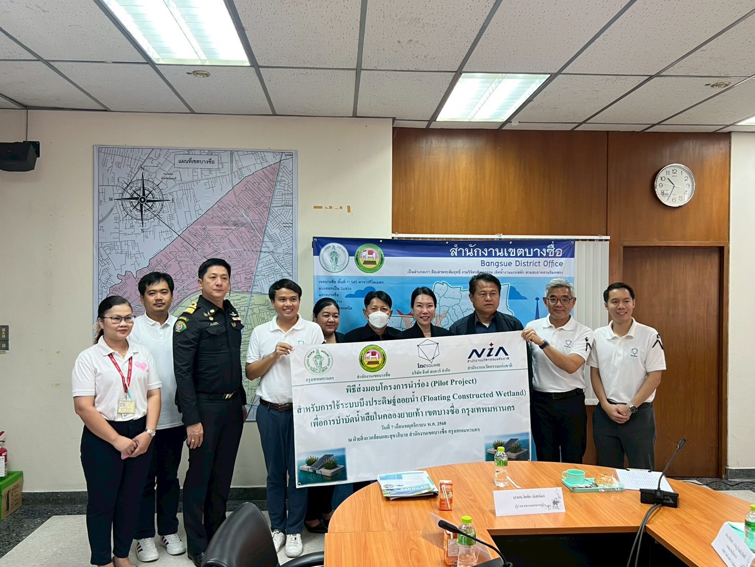 พิธีส่งมอบโครงการนำล่อง(Pilot Project) สำหรับการใช้ระบบบึงประดิษฐ์ลอยน้ำ (Floating Constructed Wetland) เพื่อการบำบัดน้ำเสียในคลองยายเท้า เขตบางซื่อ กรุงเทพมหานครฯ ณ ฝ่ายสิ่งแวดล้อมและสุขาภิบาล สำนักงานเขตบางซื่อ กรุงเทพมหานคร